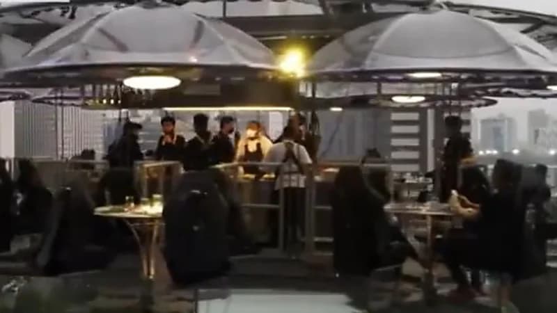 شاهد.. رواد مطعم يستمتعون بتناول العشاء في السماء