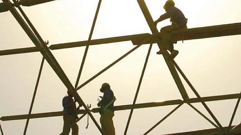 الموارد البشرية توضح عقوبة تشغيل العامل تحت أشعة الشمس