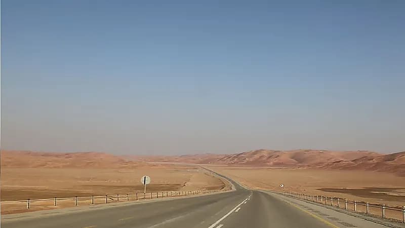 النقل : غرامات تصل لـ 100 ألف ريال للمتعدين على الطريق