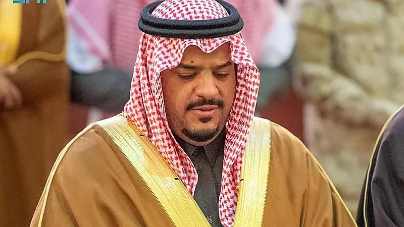 نائب أمير الرياض يؤدي صلاة الميت على الأمير مشاري بن مقرن