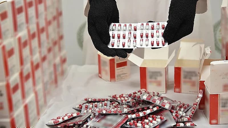الإطاحة بمواطن لترويجه 42,750 قرصًا خاضعًا للتداول الطبي