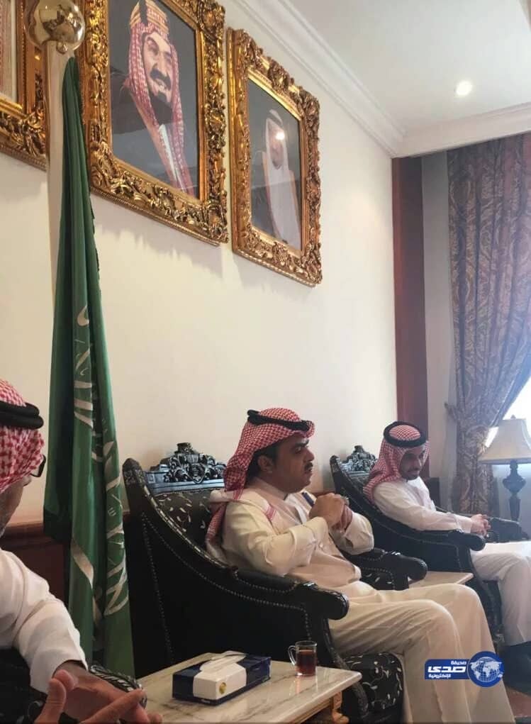 شاب يتبرع لوالدته بكليته ..ومحافظ الرس يستقبله في مكتبه