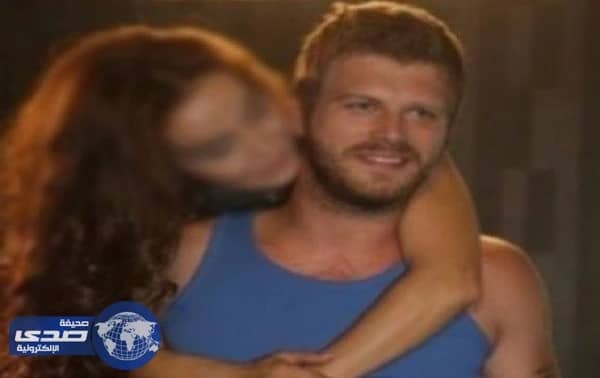 بالصورة.. نجمة لبنانية تحتضن مهند من الخلف