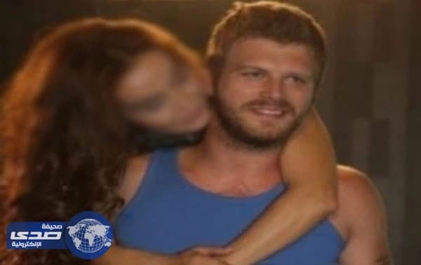 بالصورة.. نجمة لبنانية تحتضن مهند من الخلف