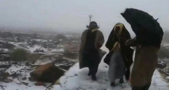 بالفيديو .. تساقط ثلوج في مشهد فريد في الإمارات