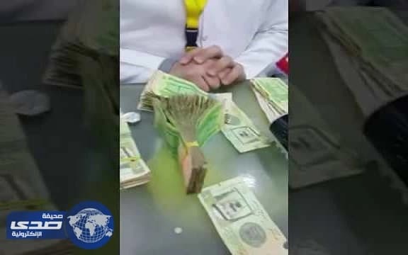 بالفيديو.. مواطن يكشف دخل المتسولين عند الإشارات