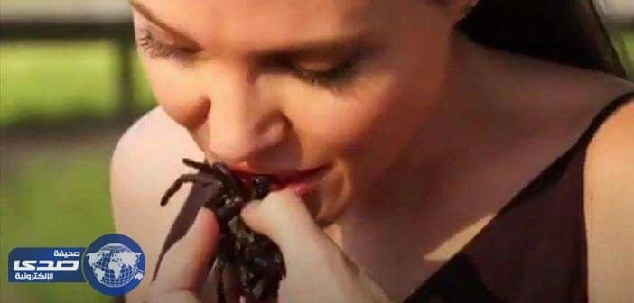 بالفيديو .. أنجلينا جولي تطبخ الحشرات و تقنع أطفالها بأكلها