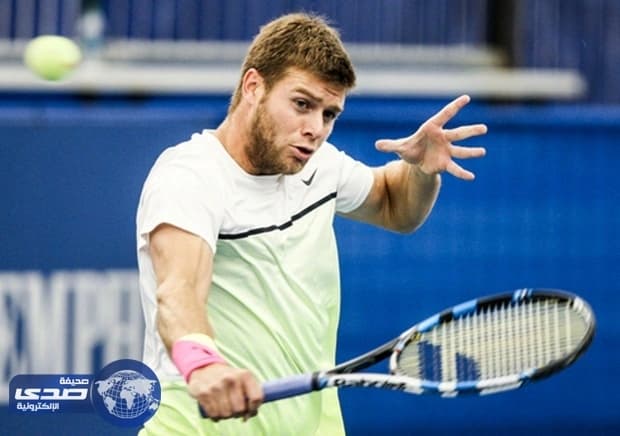 بالفيديو.. لاعب تنس يفقد أعصابه ويحطم 5 مضارب عقب الخسارة
