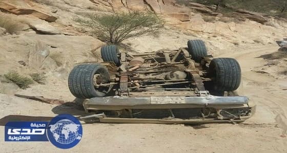 بالصور.. انقلاب شاب بسيارته من أعلى جبل ريدان ببارق