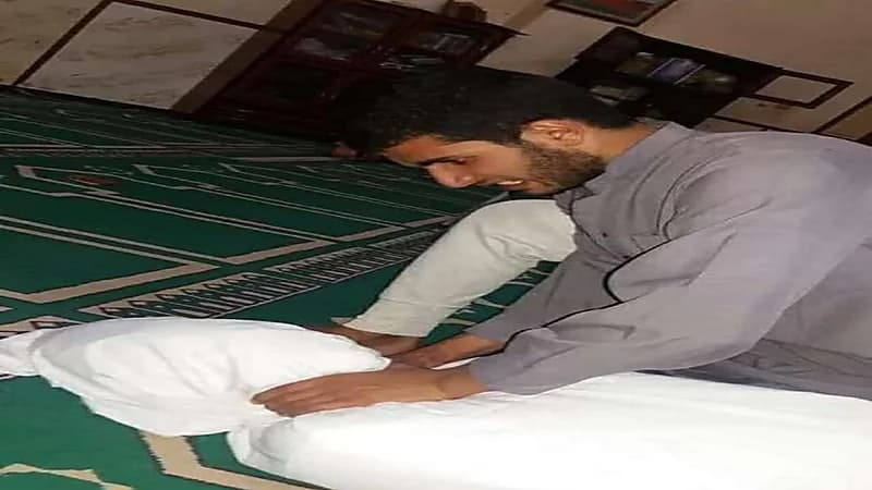 صورة لشخص يخنق آخر ملفوف في كفن داخل مسجد تشعل الغضب