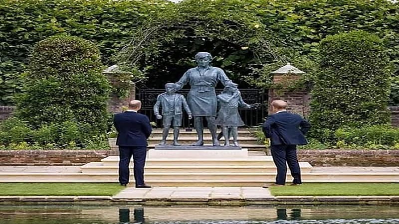 بالصور .. وليام وهاري يزيحان الستار عن تمثال لوالدتهما "ديانا"