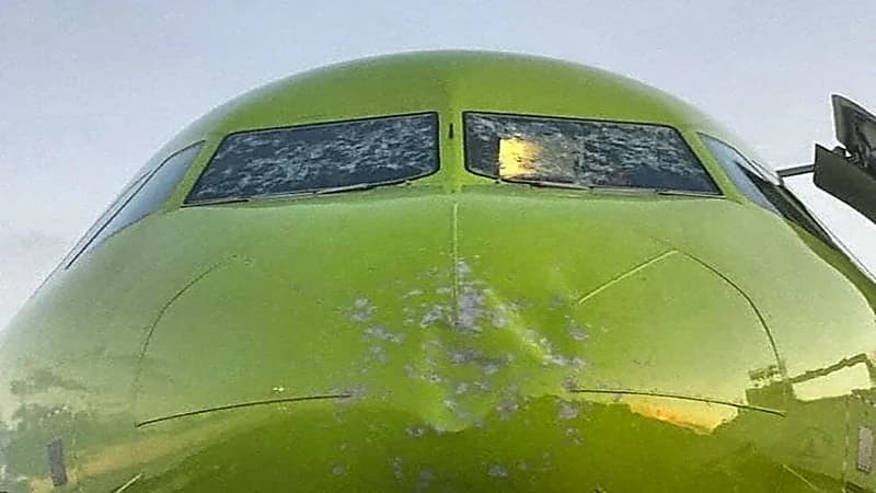 طائرة إيرباص A320 تستكمل رحلتها إلى موسكو رغم تعرض مقدمتها وزجاجها الأمامي لأضرار