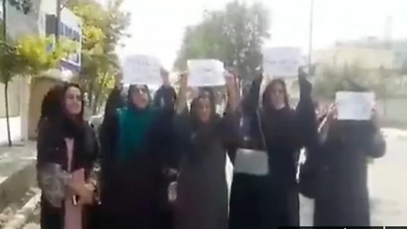 شاهد.. وقفة نسائية لأفغانيات في شوارع كابل بعد سيطرة طالبان على أفغانستان