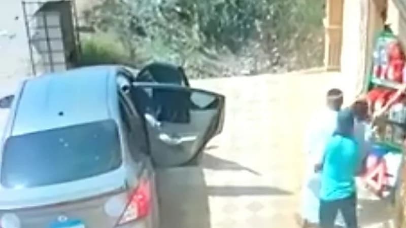 شاهد.. لحظة اختطاف طفل على يد ملثمين أمام محل والفرار به في سيارة