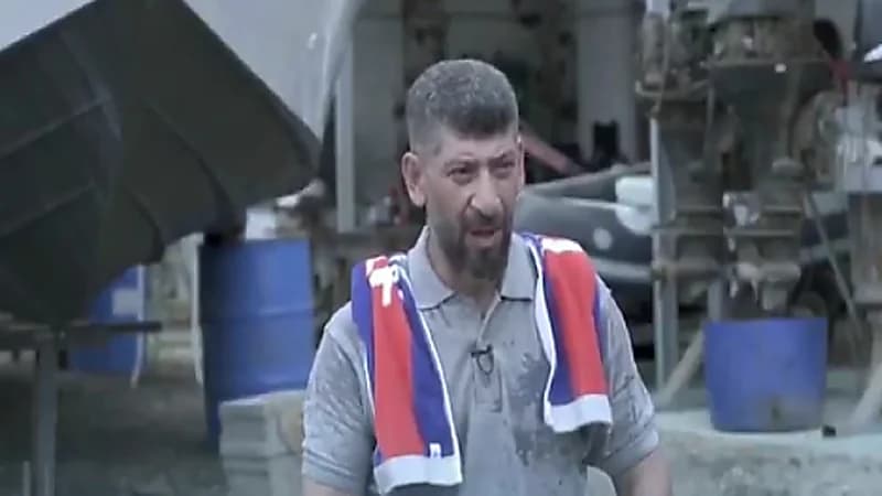 بالفيديو .. مواطن يقود صيانة القوارب على شواطئ البحر الأحمر