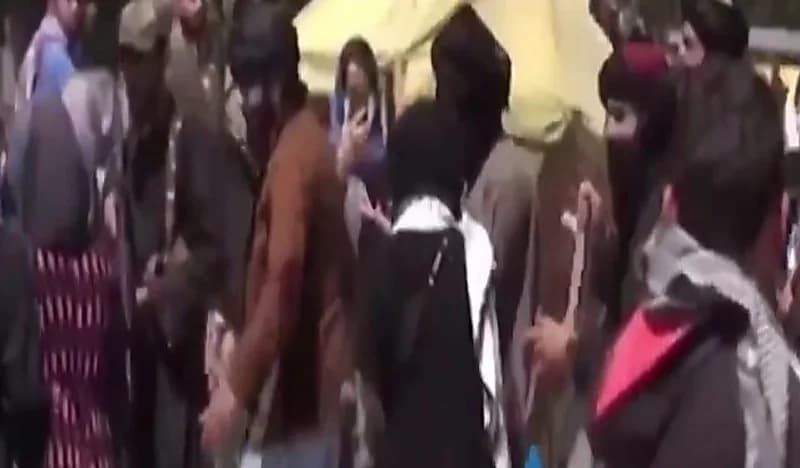 شاهد.. اعتداء مسلحو طالبان على النساء بالعصي خلال مظاهرة بأحد شوارع كابل