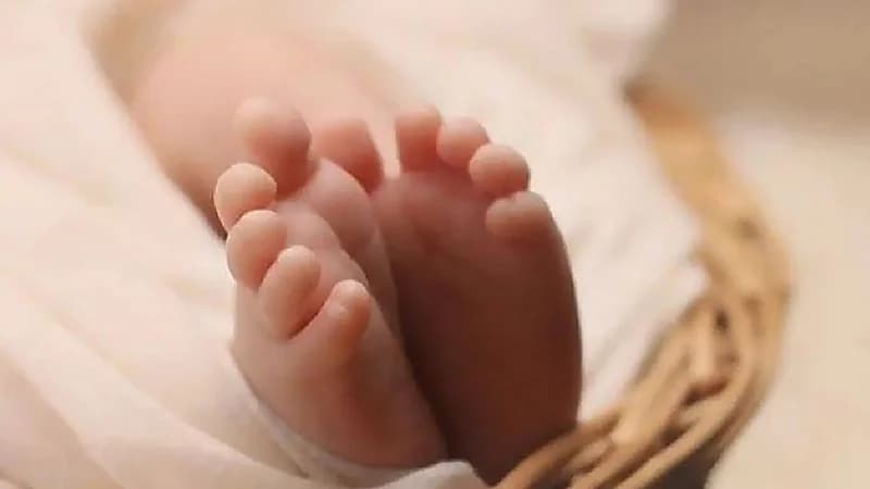 سيدة تقتل طفلتها الرضيعة تحت عجلات القطار