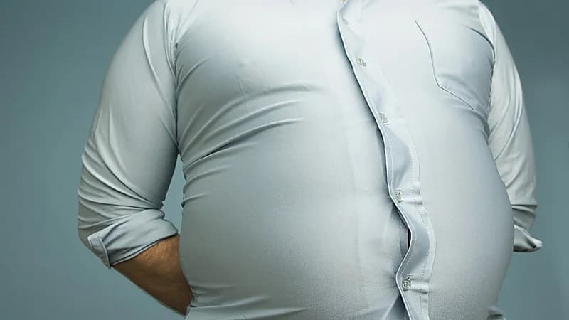 "الصحة الخليجي" ينفي شائعة تسبب شرب الماء في ظهور الكرش