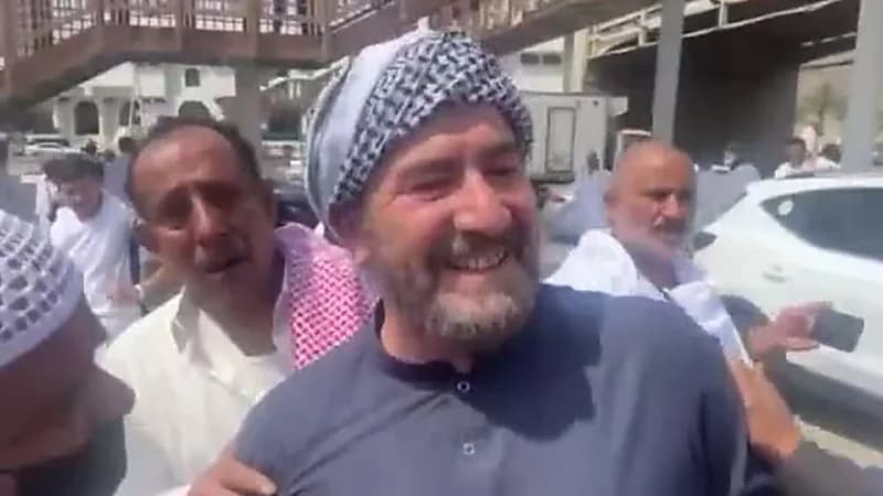 رحالة عراقي يصل إلى مكة قادما من بريطانيا سيرا على الأقدام