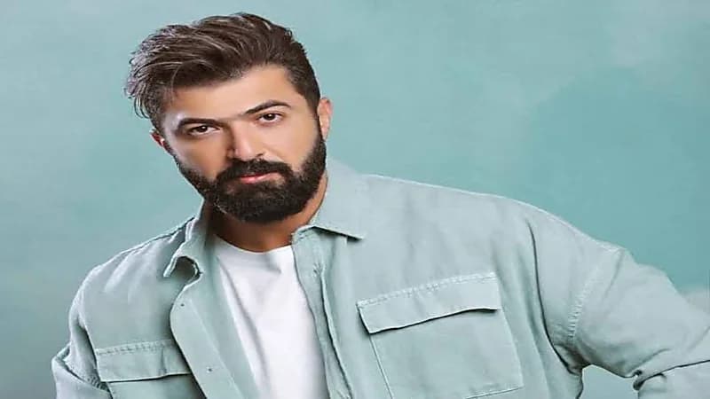 شاهد.. معجبة تحتضن الفنان سيف نبيل على المسرح