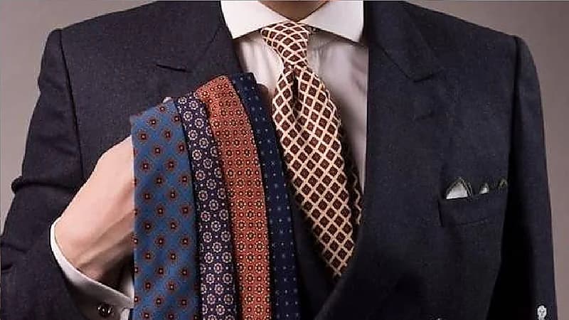 رئيس الوزراء الإسباني: تخلوا عن ربطات العنق لتوفير الكهرباء