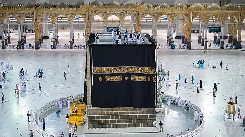 بالصور .. بدء مراسم استبدال كسوة الكعبة