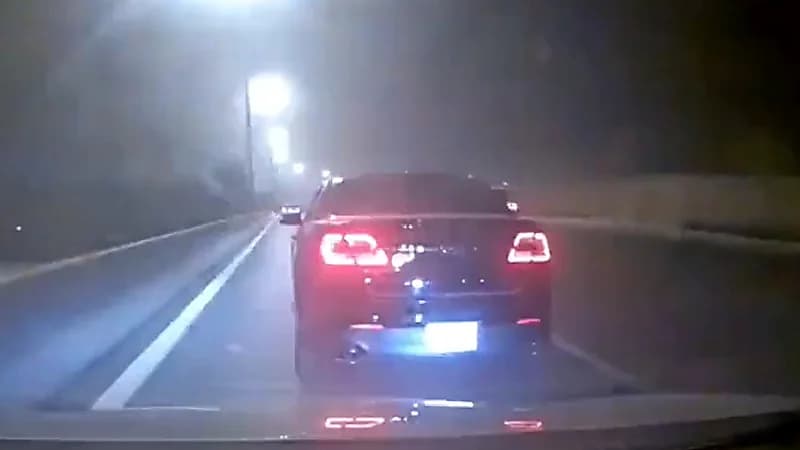 شاهد .. قائد مركبة يصدم سيارة عمداً على طريق سريع ثم يفر هارباً