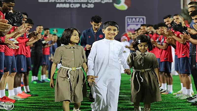 بالصور.. ضمك يكرم حامل حقائب أختيه