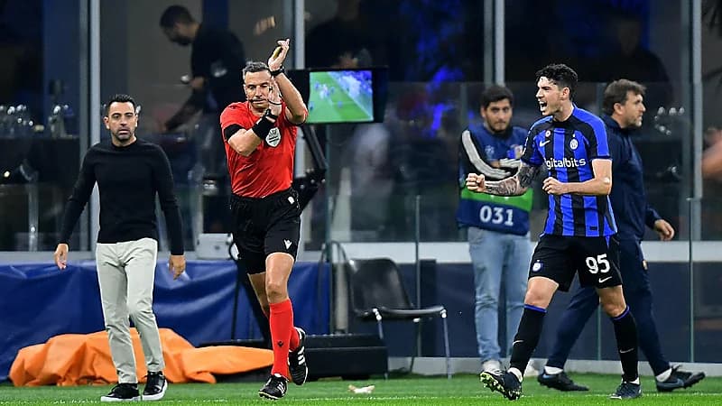 قرار غير متوقع من "يويفا" بشأن حكم إنتر وبرشلونة