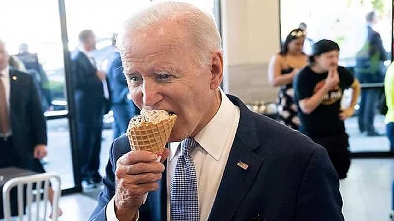 شاهد .. بايدن يرد على قلقه بشأن قوة الدولار وهو يتناول الآيس كريم