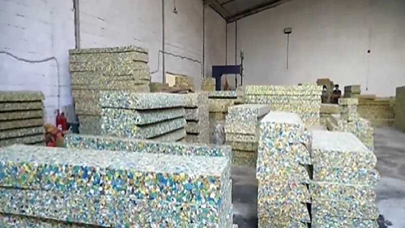 بالفيديو .. ضبط إسفنج ملوث تبيعه عمالة مخالفة في الرياض