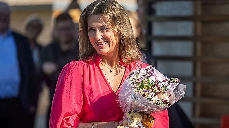 بعد خطوبتها على معالج روحاني.. أميرة نرويجية تتخلى عن مهامها الرسمية