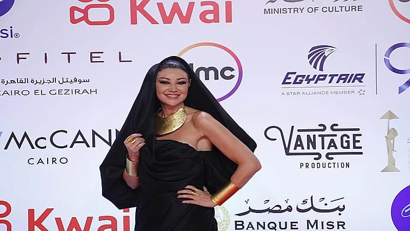 شاهد.. أروى جودة تتألق على السجادة الحمراء بـ "الملاية اللف"