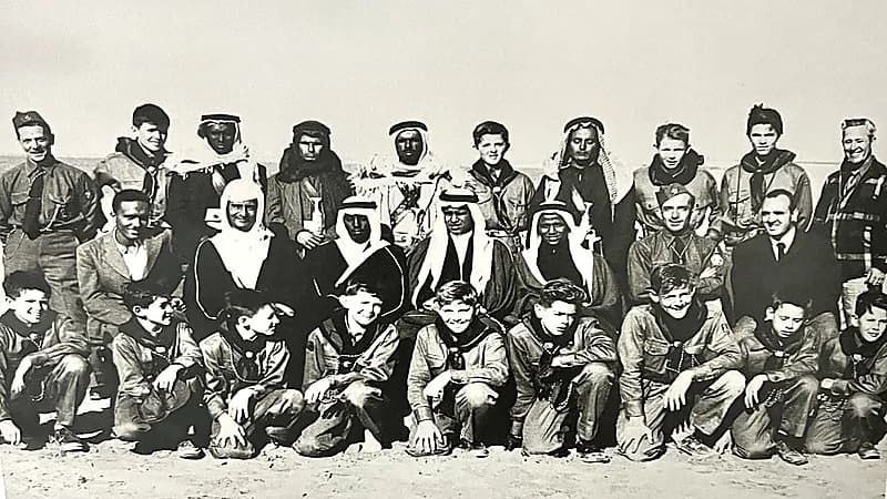 شاهد.. صورة نادرة لأبناء الملك سعود مع أفراد "كشافة أرامكو" في الظهران