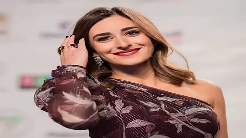 أمينة خليل تفاجئ جمهورها بإطلالة جذابة