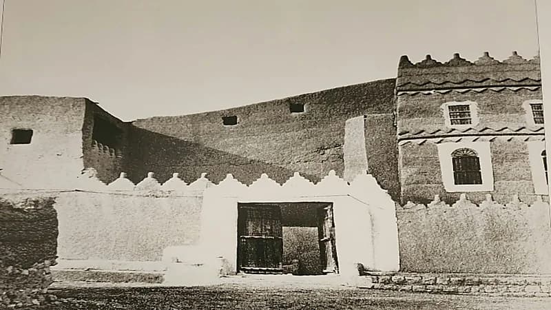 شاهد.. صورة نادرة للباب الرئيسي في أحد قصور الضيافة بعهد الملك عبدالعزيز قبل 87 عاما