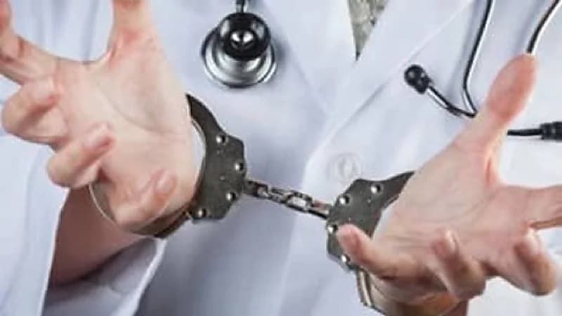 طبيب يجري عمليات إجهاض ويطعم الأجنة للكلاب