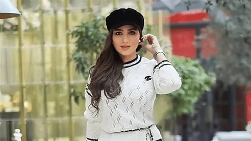 بالصور.. مي عمر تستعرض رشاقتها في شوارع باريس