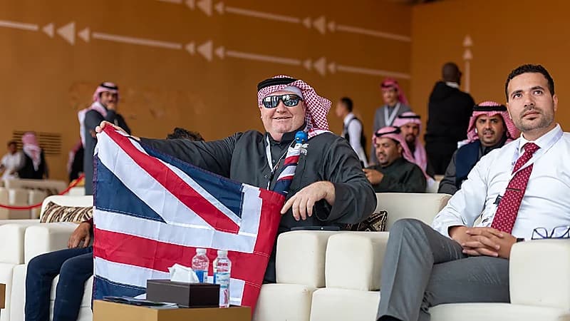 بالفيديو.. بريطاني عشق أهل السعودية وموروثهم يشارك في مهرجان الإبل