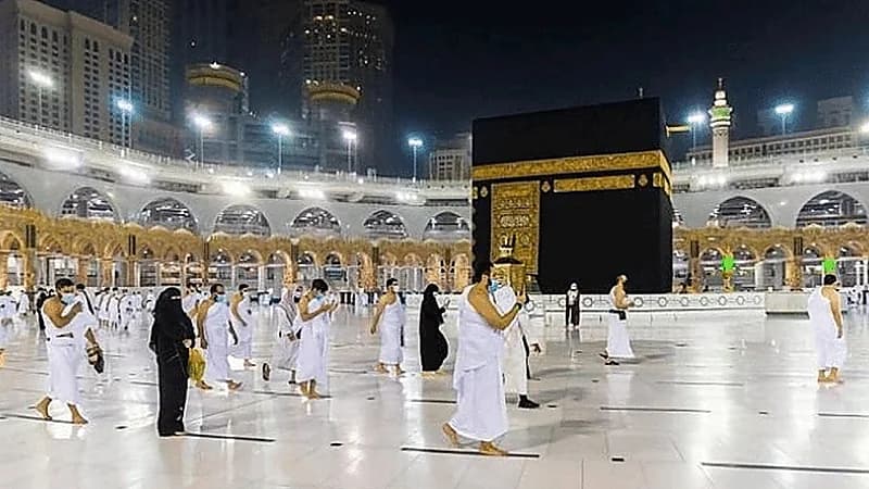 منها إصدار التأشيـرات وحجز الباقات.. منصة المعتمر تقدم 8 خدمات لضيوف الرحمن