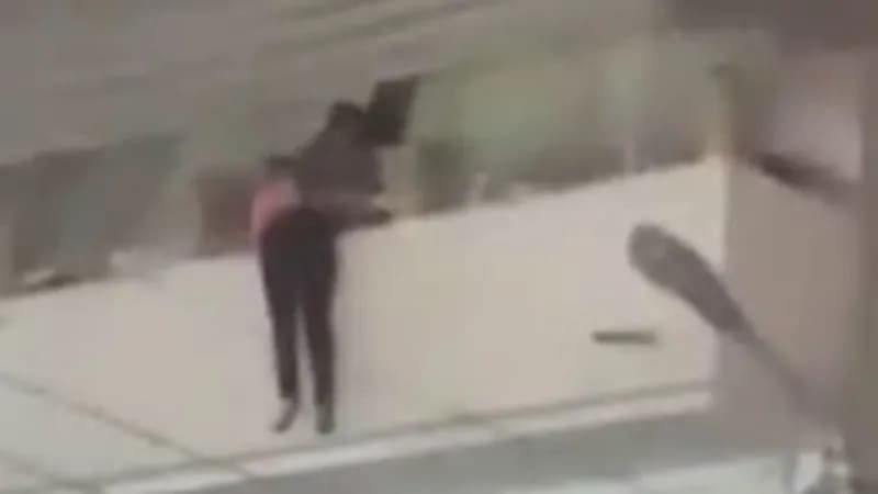 شاهد.. خادمة تحاول القفز من شقة رجل أعمال شهير