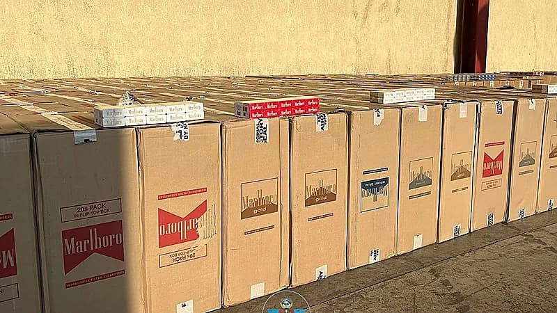 بالفيديو.. جمارك الكويت تحبط تهريب كميات ضخمة من السجائر قبل دخولها المملكة