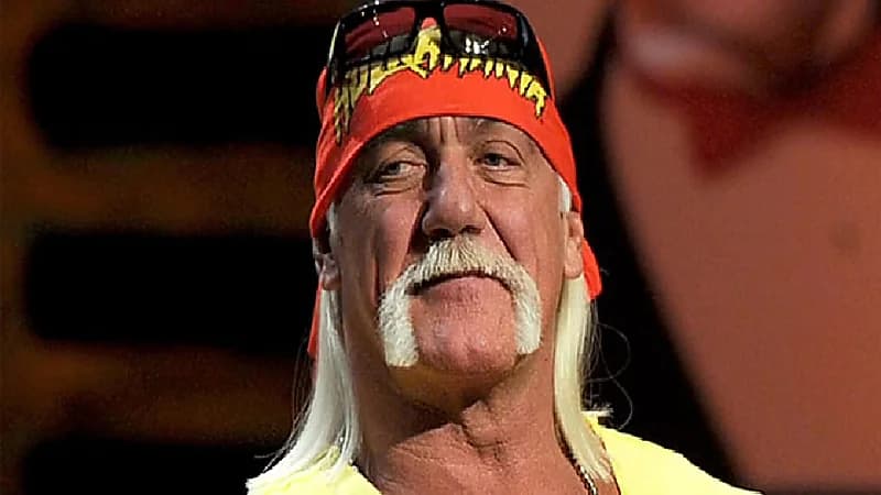 هوغان يخضع لجراحة في ظهره أفقدته الإحساس بساقيه