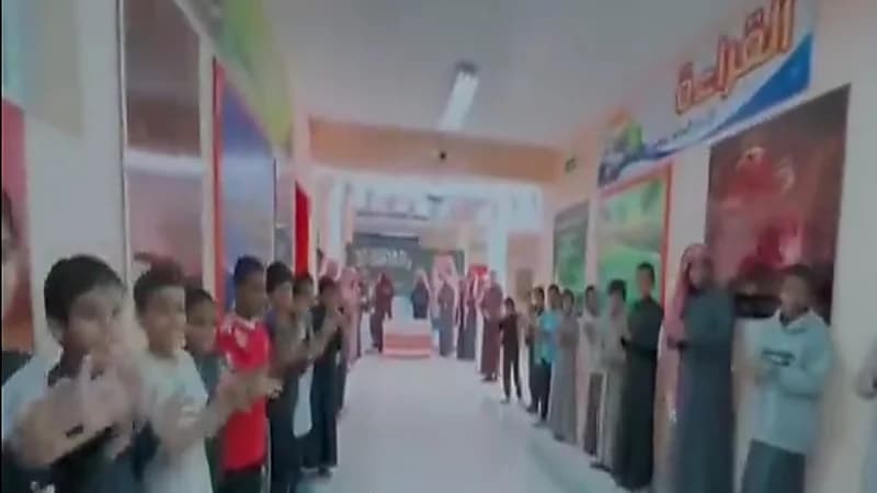 شاهد.. منسوبي مدرسة في بيشة ينظمون حفل وداع مؤثر لطالب باكستاني