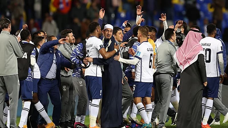 وزير الرياضة يقدم 500 ألف ريال لكل لاعب هلالي