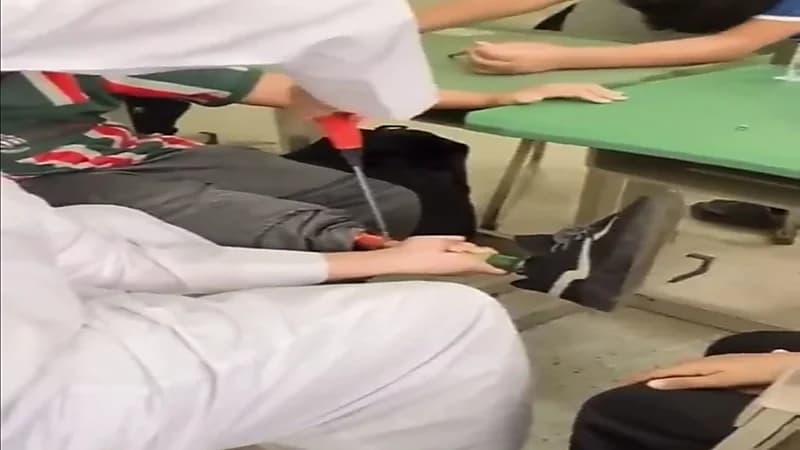 شاهد.. معلم يساعد طالب انكسرت مسامير رجله الصناعيه ووالده مسافر