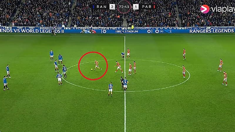 بالفيديو.. مدرب يأمر لاعبيه بفسح المجال للخصم لتسجيل هدف