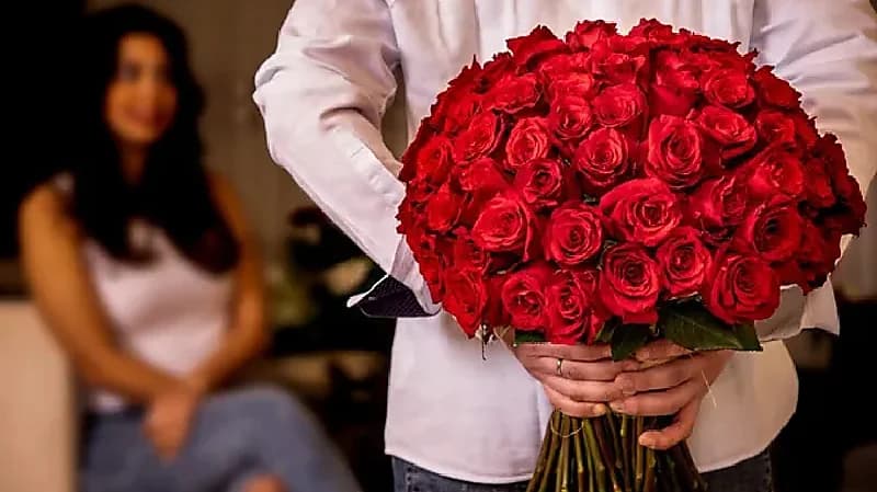 مصري يقدم "دجاجة وزجاجة زيت" لزوجته في يوم الحب (صورة)