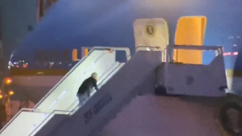 بالفيديو .. بايدن يتعثر من سلم الطائرة في بولندا