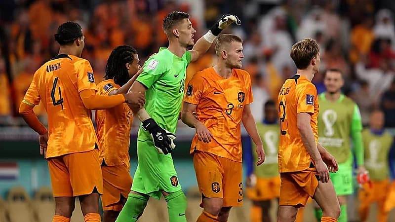 فيروس غامض يضرب منتخب هولندا لكرة القدم قبل مواجهة فرنسا